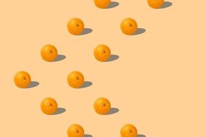 modello di frutta di arance fresche rendering 3d su sfondo giallo. design pop art, concetto estivo creativo. impostare. motivo a trama senza soluzione di continuità. illustrazione 3d con spazio di copia. foto