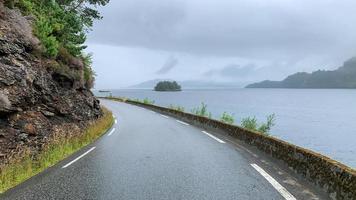 una strada di montagna bagnata nei fiordi norvegesi 2 foto