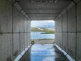 valle di montagna vista attraverso un piccolo tunnel in norvegia 2 foto