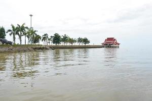 architettura nel mezzo di un lago a phatthalung foto