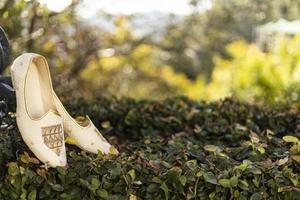 sposi tradizionali sandali beige da sposa. calzature alla moda eleganti e glamour. bellissimo paio di calzature da uomo su erba, foto di primo piano di alta qualità