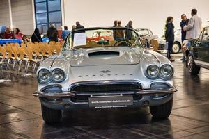 friedrichshafen - maggio 2019 argento chevrolet corvette c1 1961 cabrio al motorworld classics bodensee l'11 maggio 2019 a friedrichshafen, germania foto