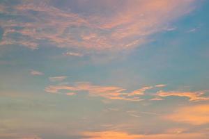 bellissimo sfondo del cielo con la nuvola, il concetto astratto della natura, il concetto di libertà e speranza, il tramonto del giorno, il cielo astratto. foto