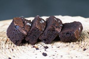 delizioso brownie al cioccolato fatto in casa, ingredienti di brownie, brownie al cioccolato fondente, prodotti da forno e dessert fatti in casa, pezzi di brownie fresco, concetto di pasticceria. foto