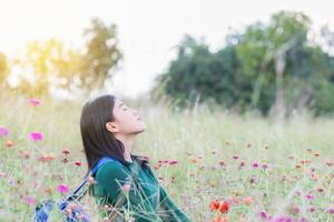 le donne respirano ossigeno nella natura pura. ritratto di donna nel giardino fiorito. foto