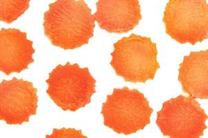 carota affettata isolata su fondo bianco foto