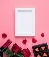 memoria di san valentino con il concetto di cornice per foto su sfondo rosa