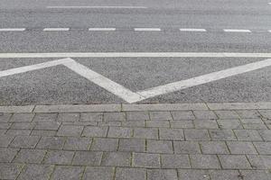 diversi segni e contrassegni dipinti sul frassino di strade e strade. foto