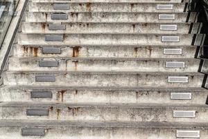 diverse viste esterne su scale in cemento, legno e metallo. foto