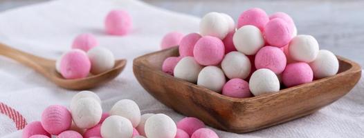 tangyuan rosso e bianco crudo sul fondo della tavola di legno per il cibo del solstizio d'inverno. foto