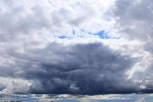 stupende formazioni di nubi scure subito prima di un temporale foto