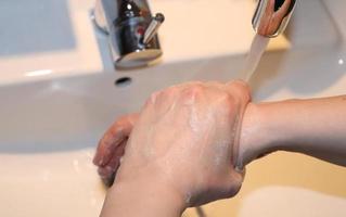 pulizia e lavaggio delle mani con prevenzione del sapone per lo scoppio del coronavirus covid-19 foto