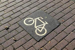 segni di biciclette dipinti su asfalto trovati nelle strade della città della Germania. foto