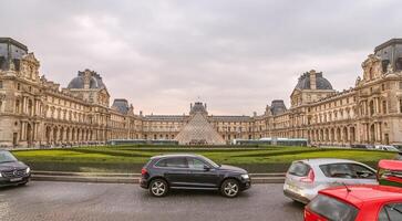 museo del louvre a parigi città foto