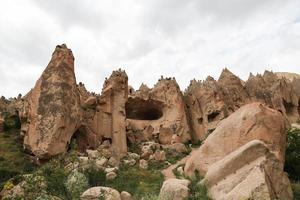 formazioni rocciose nella valle dello zelve, cappadocia foto