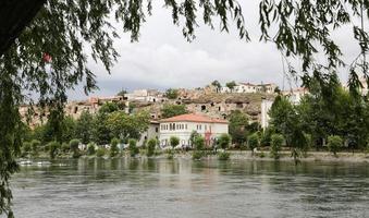 fiume kizilirmak nella città di avanos, in turchia foto