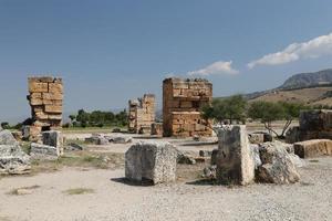 rovine nella città antica di hierapolis, turchia foto