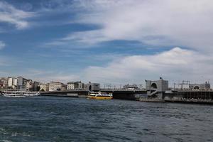 ponte di galata nella città di istanbul foto