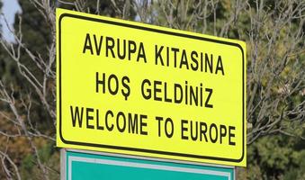 benvenuto in Europa segno nella parte europea di Istanbul foto