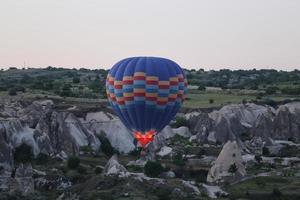 mongolfiera nelle valli della cappadocia foto