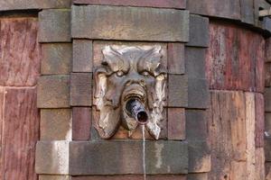 statua sopra bene a Stortorget Place, Stoccolma, Svezia foto