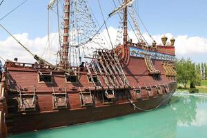 nave dei pirati nel parco scientifico, artistico e culturale di sazova nella città di eskisehir foto