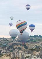 mongolfiere nelle valli della cappadocia foto