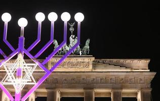 menorah durante l'hanukkah a pariser platz, berlino, germania foto