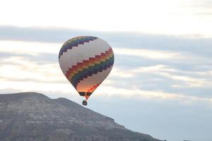 mongolfiera nelle valli della cappadocia foto