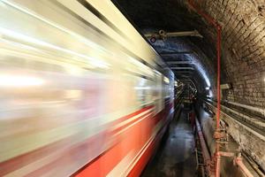 vecchia linea di tunnel nella città di Istanbul foto