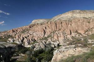 valle delle rose nel villaggio di Cavusin, Cappadocia foto