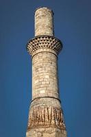 minareto in rovina nel castello di antalya, in turchia foto