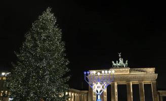 menorah e albero di natale a pariser platz, berlino, germania foto