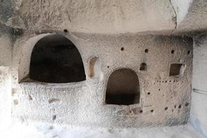 stanza scolpita nella valle dei monaci di pasabag, cappadocia foto
