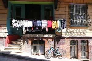 vecchio edificio nel distretto di balat, istanbul foto