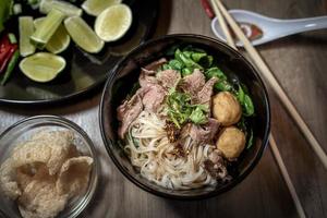 zuppa di sangue di noodle in stile tailandese, noodle in barca, piatto delizioso, famosa zuppa di noodle tailandesi. i thailandesi chiamano noodles in barca. foto