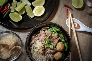 zuppa di sangue di noodle in stile tailandese, noodle in barca, piatto delizioso, famosa zuppa di noodle tailandesi. i thailandesi chiamano noodles in barca. foto