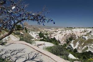 castello di uchisar e albero di perline malocchio in cappadocia foto