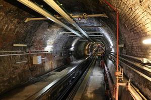 vecchia linea di tunnel nella città di Istanbul foto