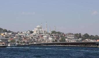 moschea suleymaniye e ponte di galata nella città di istanbul foto