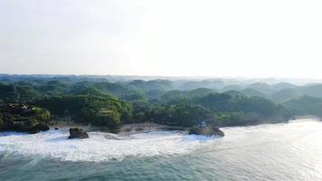 yogyakarta, giava orientale-indonesia, 19 maggio 2022 - bellissima vista aerea panoramica della spiaggia di pandansari. foto