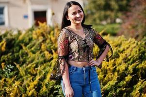 bella ragazza modello latino dell'Ecuador indossa jeans posati in strada. foto