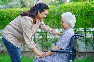 il caregiver aiuta il paziente con disabilità della donna anziana asiatica in ospedale di cura, concetto medico. foto