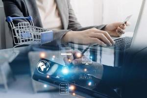 transazioni online, la scansione dell'impronta digitale commovente dell'uomo d'affari fornisce un'interfaccia di sicurezza pagamento shopping banking e connessione di rete di cloud computing sullo schermo virtuale. foto