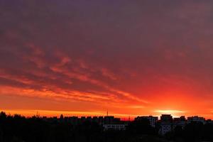 belle nuvole al mattino presto. sole che sorge sulla città. foto