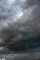 nuvole temporalesche nere in una giornata estiva. bel temporale terribile. foto