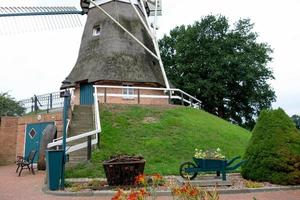 mulino a vento nella frisia orientale germania foto