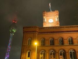 la città di Berlino di notte foto