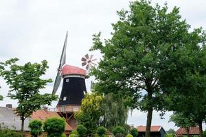 mulino a vento nella frisia orientale germania foto