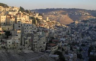 vista sull'area densamente popolata fuori dalla città vecchia di gerusalemme, israele foto